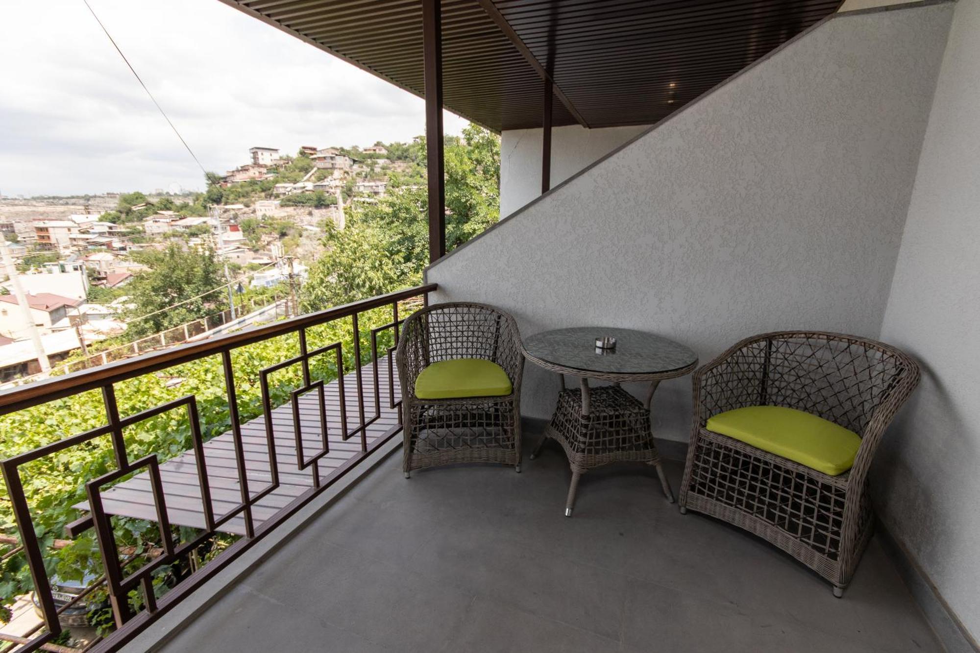 Hillside Guest House Yerevan Bagian luar foto