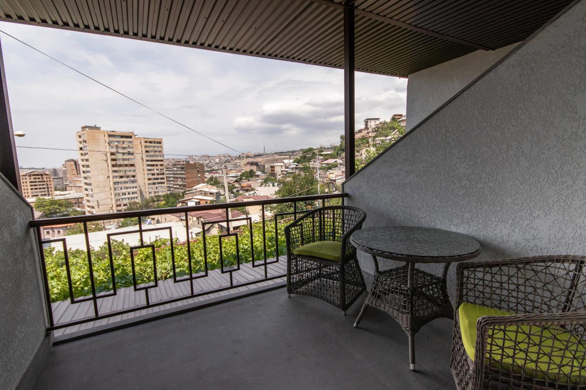 Hillside Guest House Yerevan Bagian luar foto