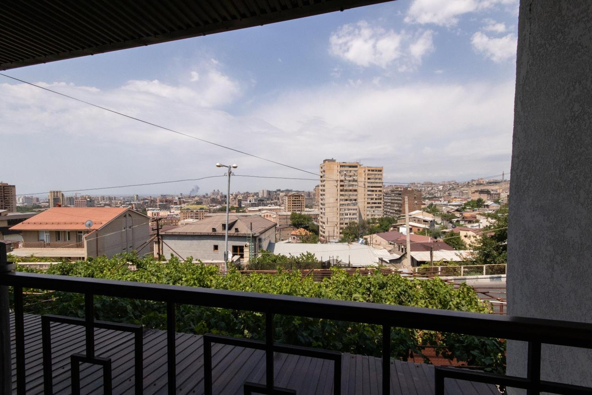 Hillside Guest House Yerevan Bagian luar foto