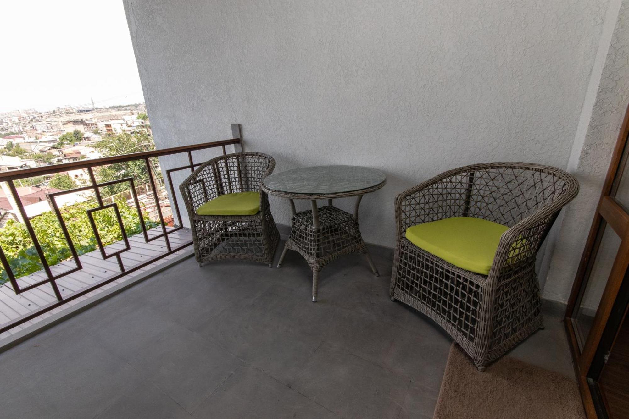 Hillside Guest House Yerevan Bagian luar foto