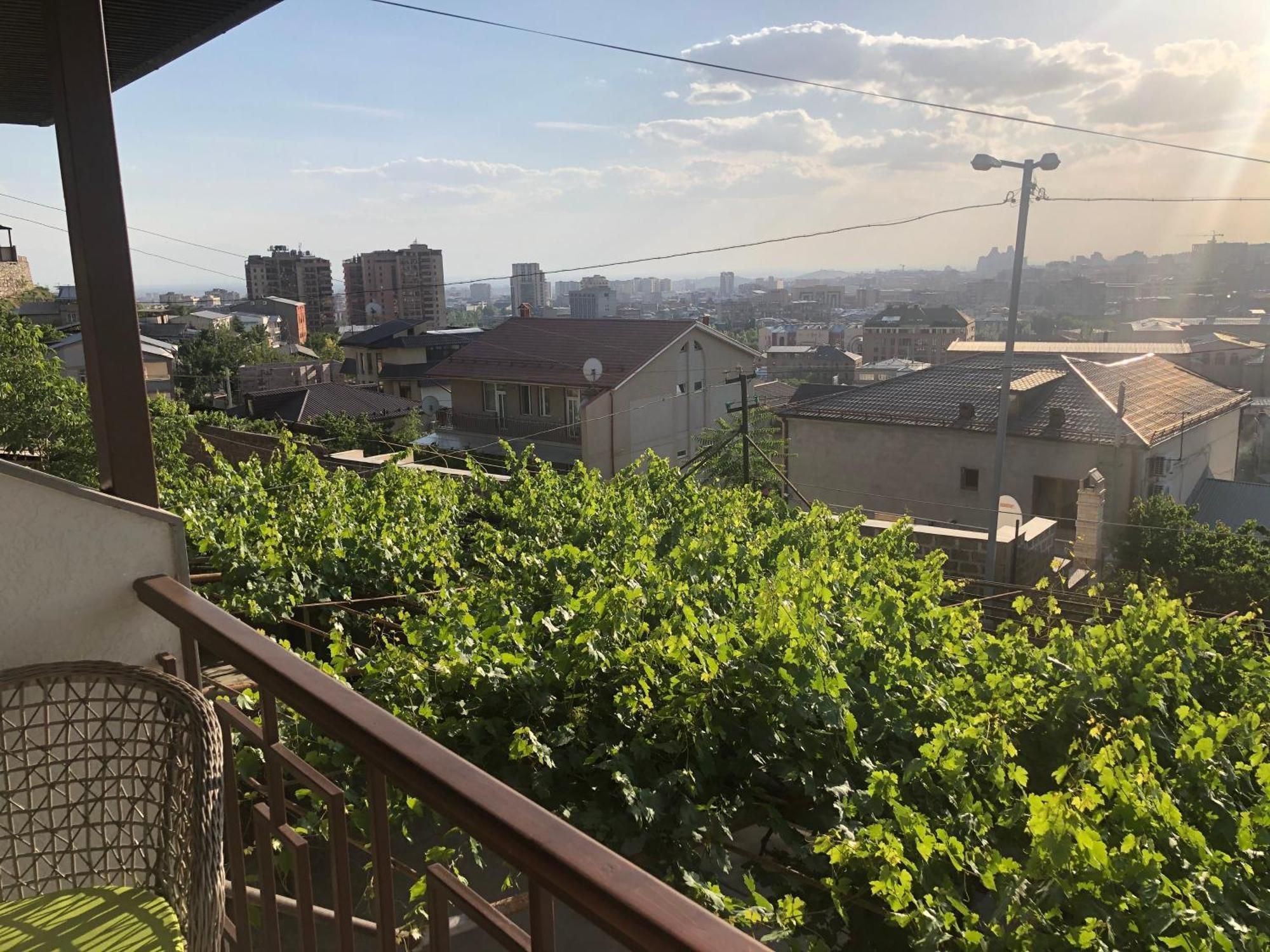 Hillside Guest House Yerevan Bagian luar foto
