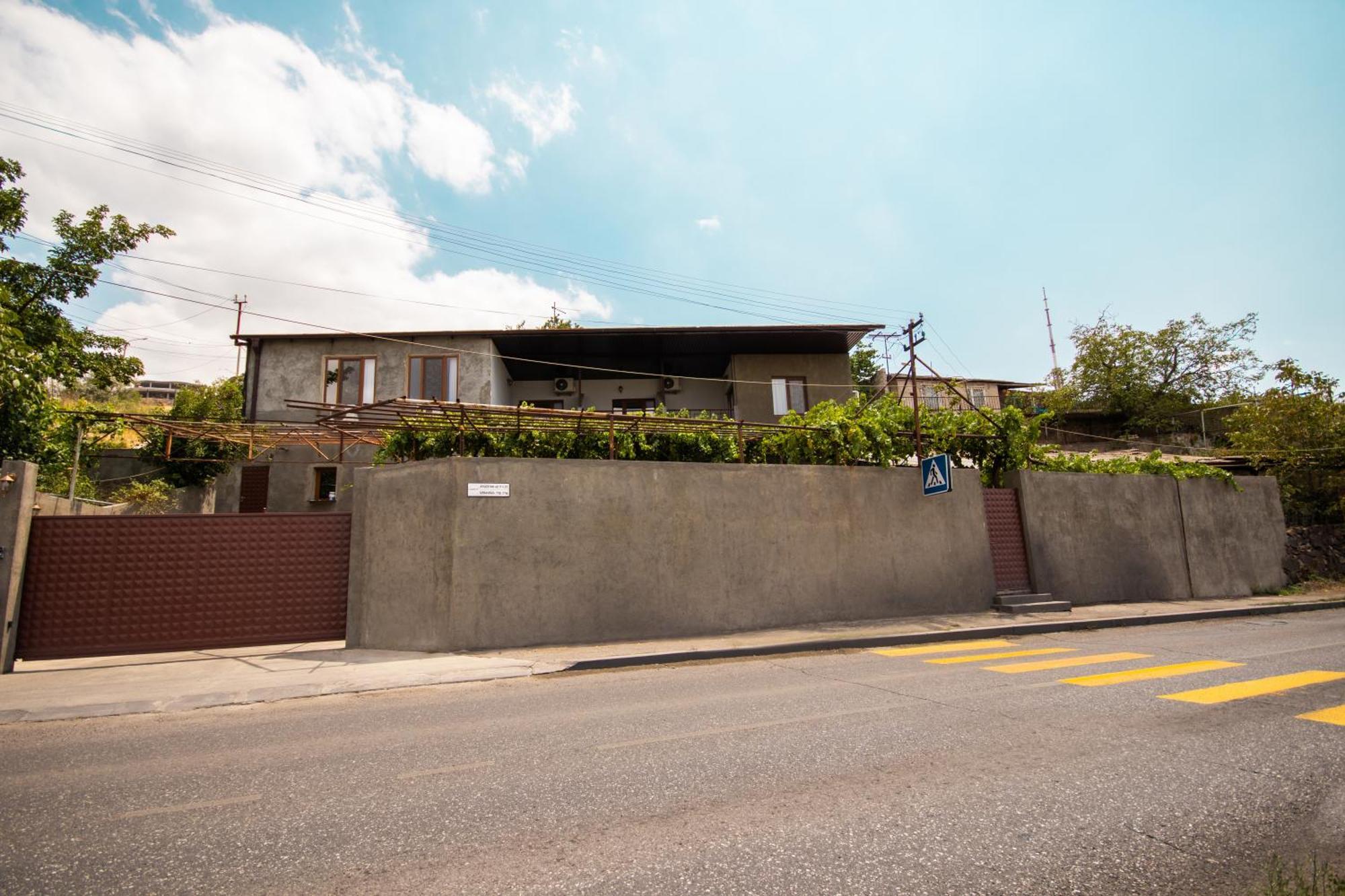 Hillside Guest House Yerevan Bagian luar foto