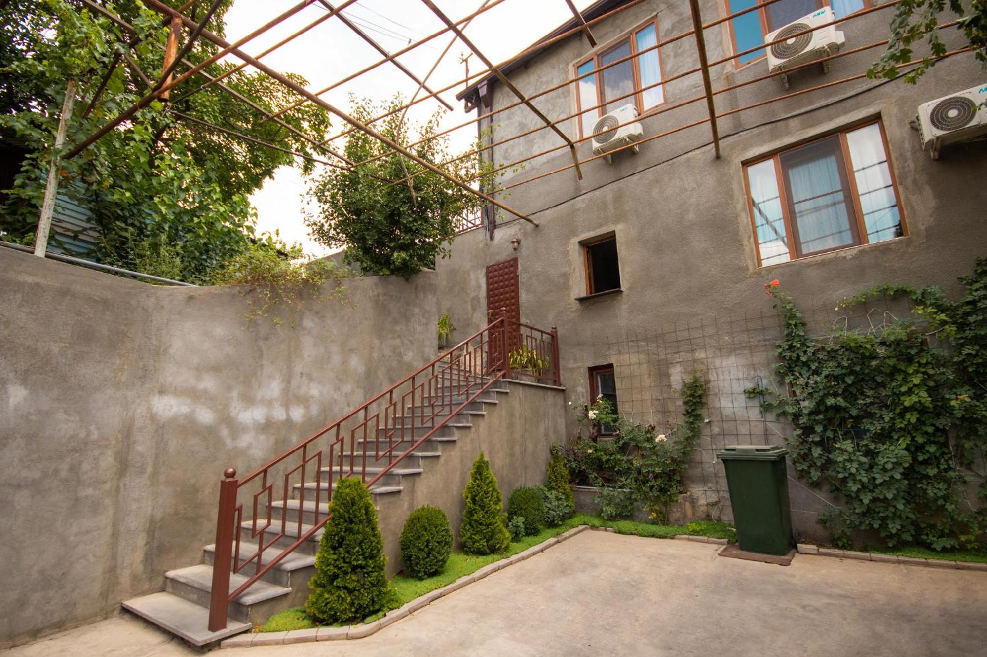 Hillside Guest House Yerevan Bagian luar foto